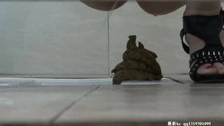 Spying on a Chinese woman that's pooping