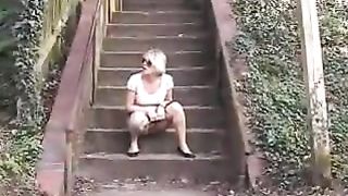 Milf with shaved muffin peeing