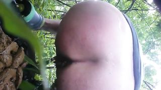 Slapping her ass while shitting outdoor