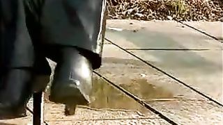 Two blonde girls peeing in same time