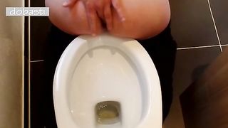 Fingering her ass while pooping