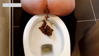 Fingering her ass while pooping