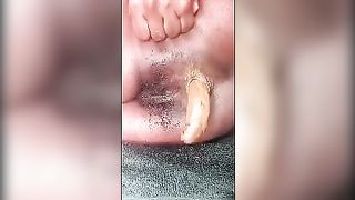 Black girl shitting a yellow one