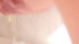 Amateur babe peeing in bathtub