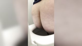 Milf with big ass pooping